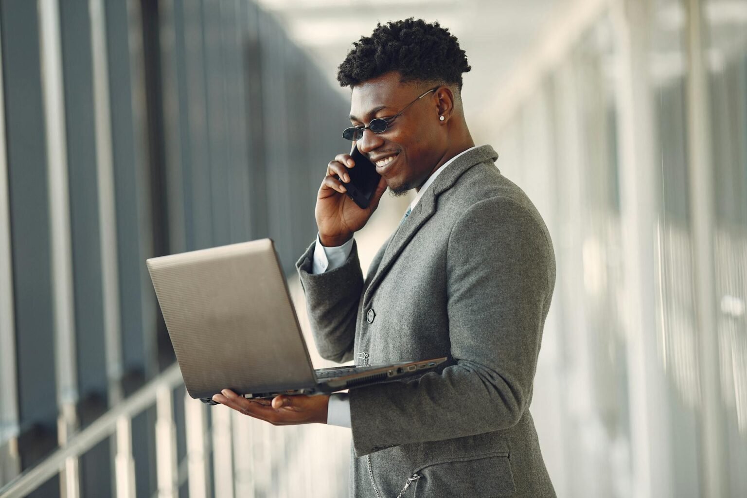 Entrepreneur africain analysant un site web professionnel dans un bureau moderne