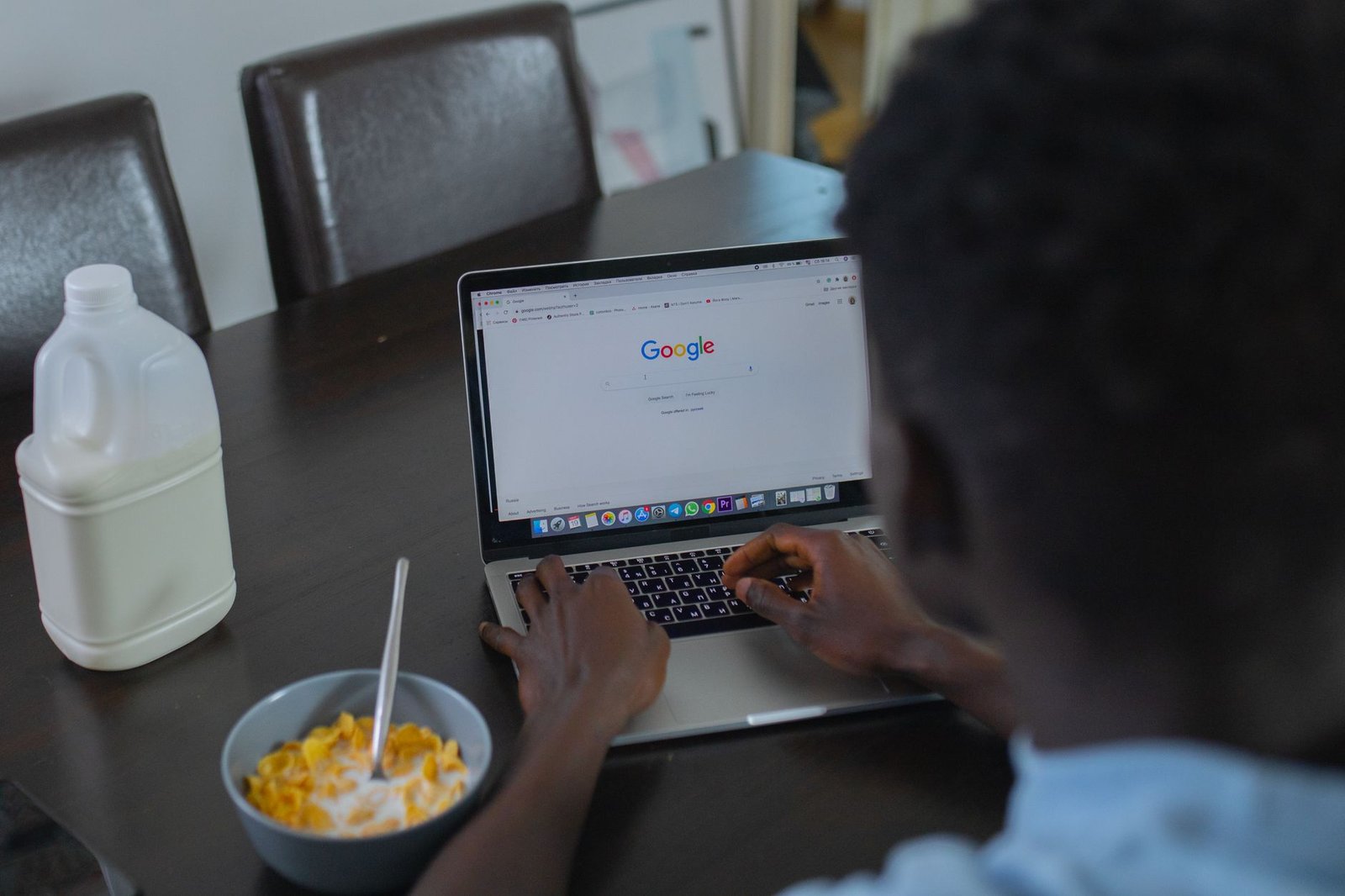 Entrepreneur congolais optimisant sa fiche Google My Business sur ordinateur dans un bureau moderne à Kinshasa