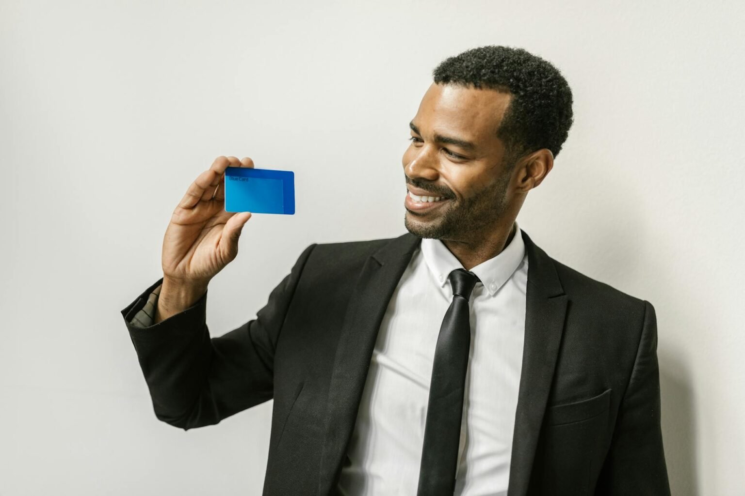 Entrepreneurs africains travaillant sur un projet e-commerce dans un bureau moderne à Kinshasa, RDC