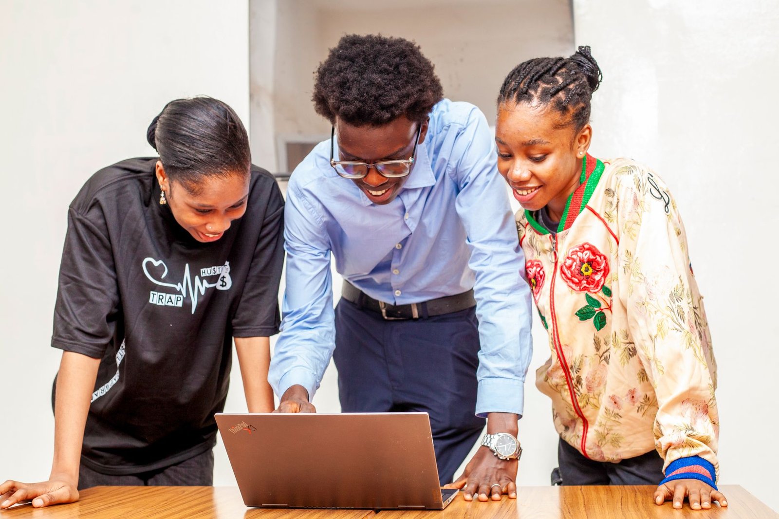 Équipe professionnelle africaine travaillant sur la création d'un site web dans un bureau moderne à Kinshasa