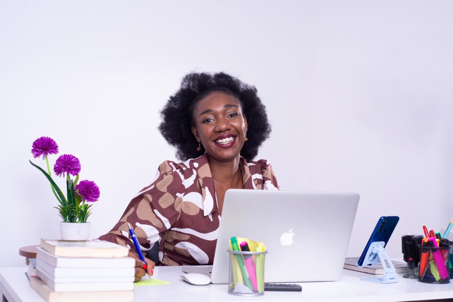 Une équipe d'entrepreneurs africains en réunion dans un bureau moderne à Kinshasa, discutant de leur stratégie digitale.