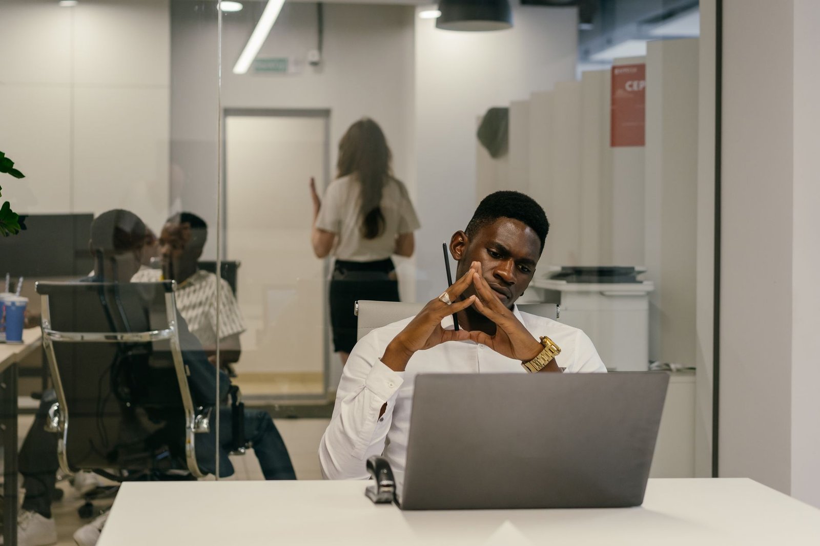 Entrepreneur africain à Kinshasa analysant des données SEO sur son ordinateur dans un espace de coworking moderne