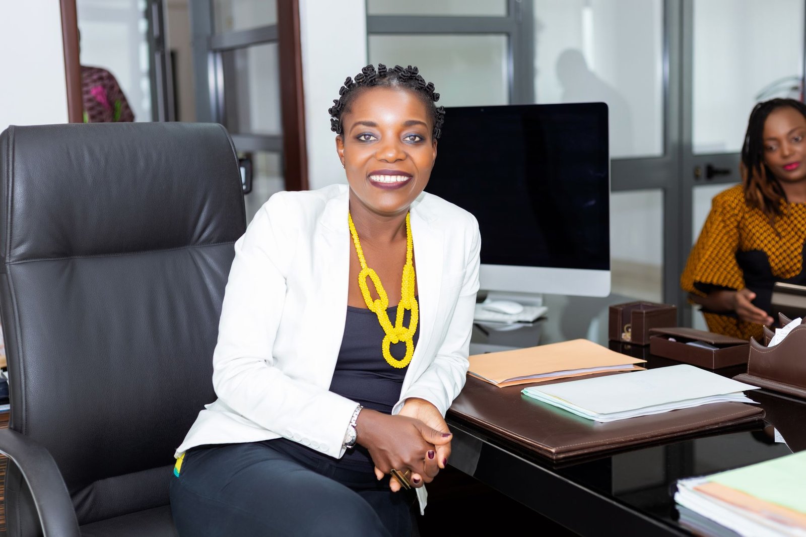 Entrepreneure à Kinshasa analysant son site web professionnel