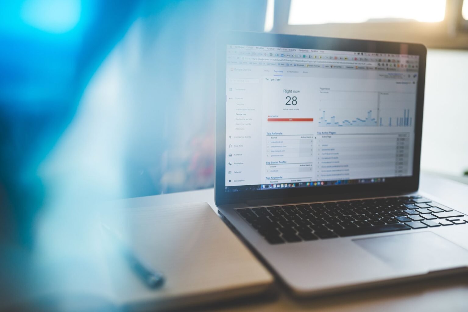 Professionnel congolais analysant les performances SEO de son site web dans un bureau moderne à Kinshasa