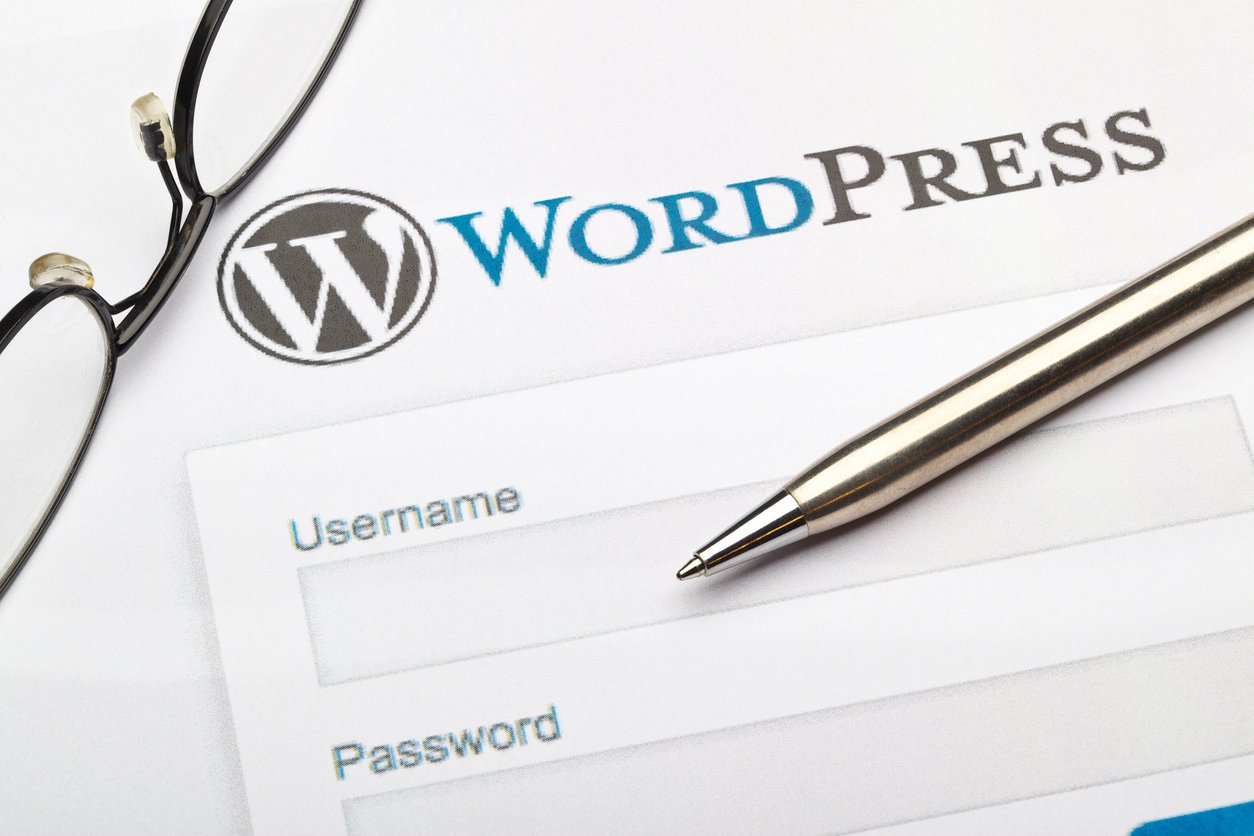 Entrepreneur congolais comparant WordPress et Wix pour son site web dans un bureau moderne à Kinshasa