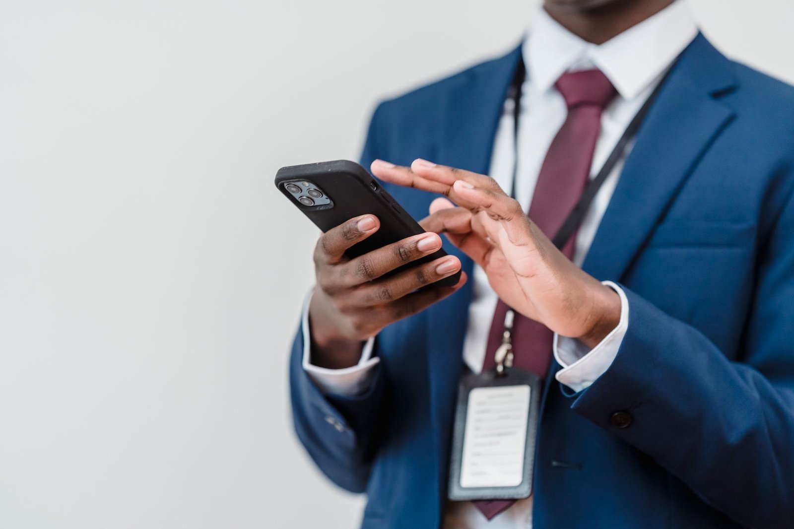 Entrepreneur congolais utilisant WhatsApp Business pour gérer son activité à Kinshasa