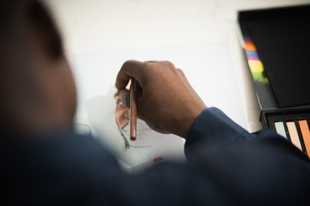 Équipe de professionnels du digital collaborant sur un projet web dans un bureau moderne en RDC