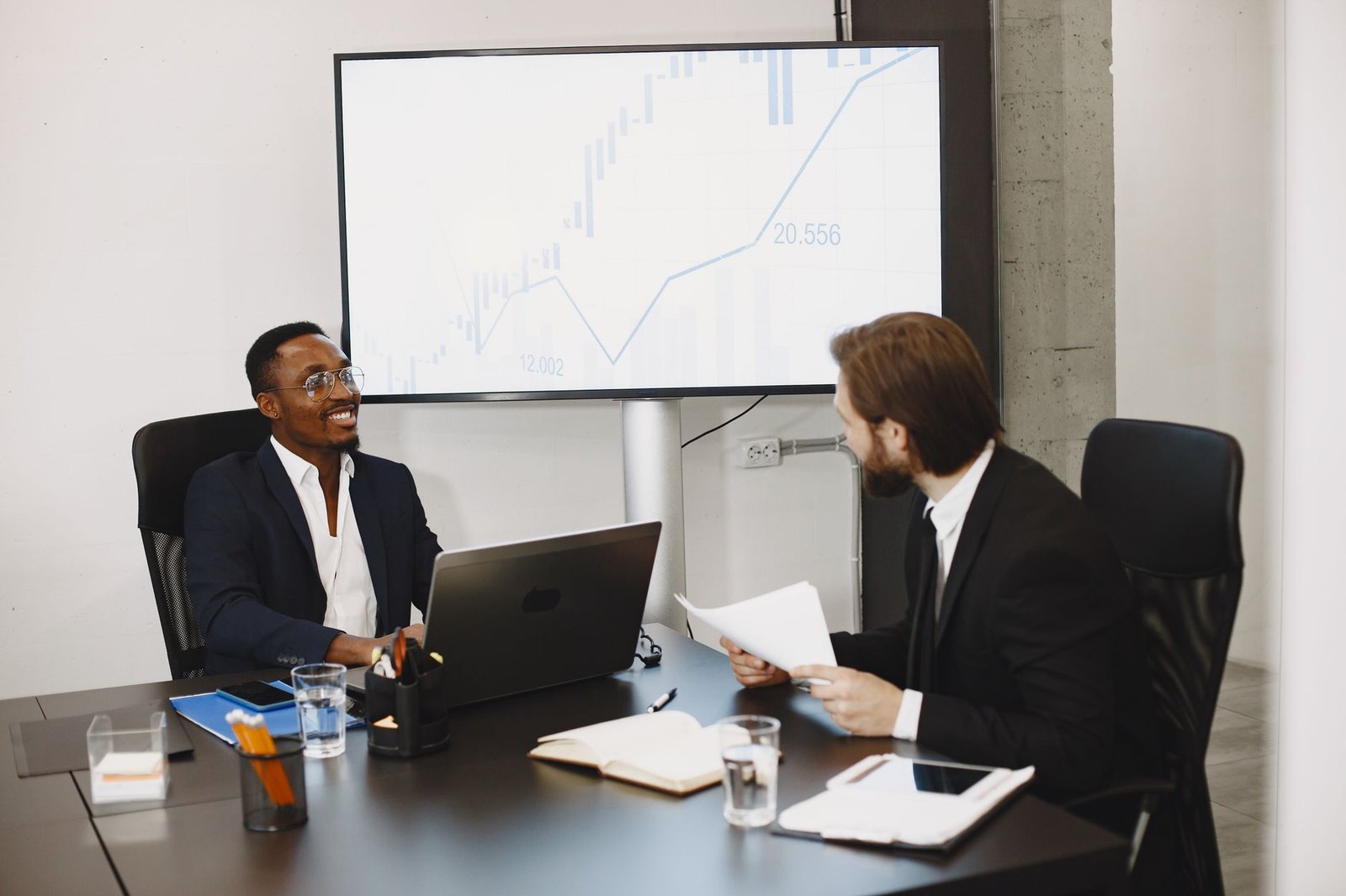 Professionnel congolais analysant les résultats SEO sur un écran d'ordinateur dans un bureau moderne à Kinshasa