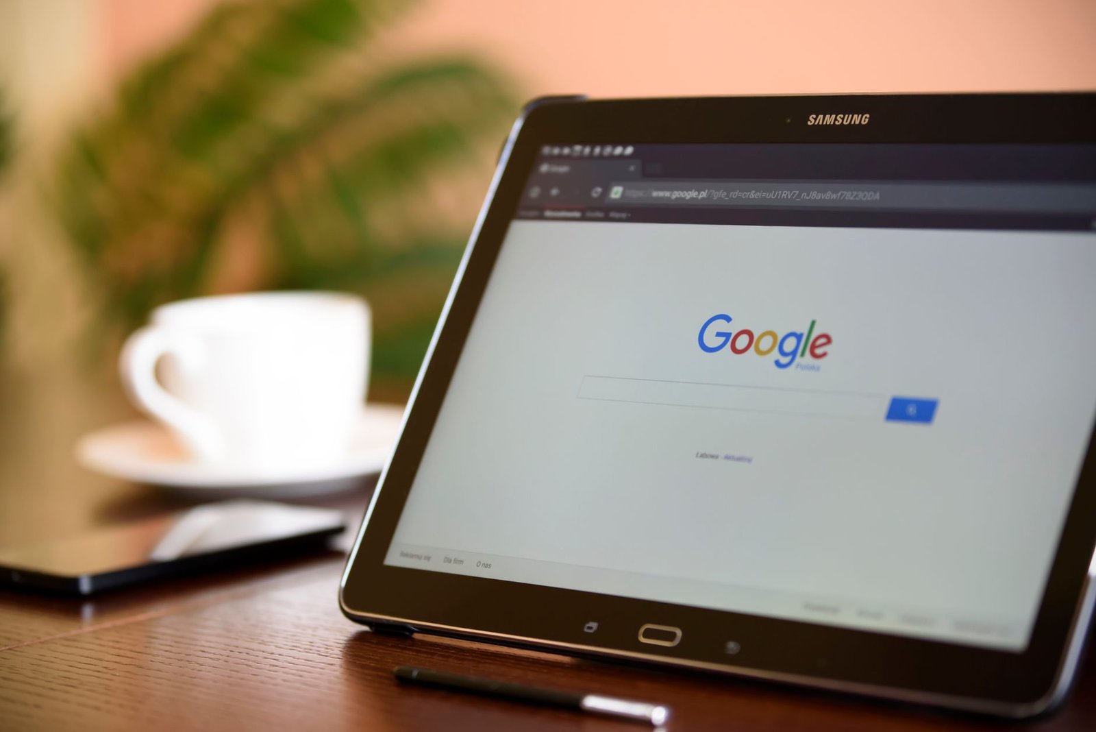 Professionnel du marketing digital à Kinshasa analysant les performances SEO et Google Ads sur un écran