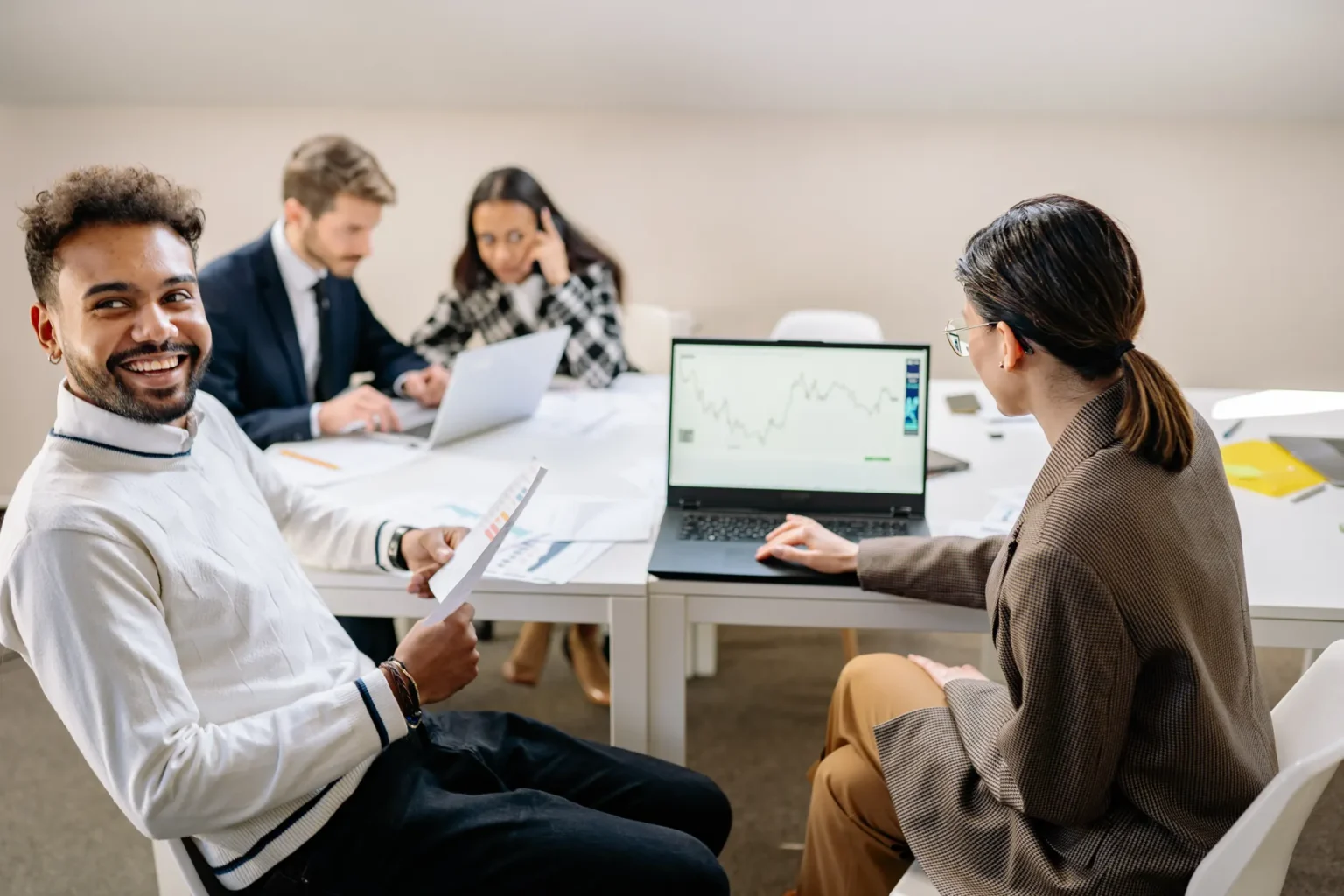 Professionnels africains analysant des données de conversion sur un dashboard dans un bureau moderne à Kinshasa