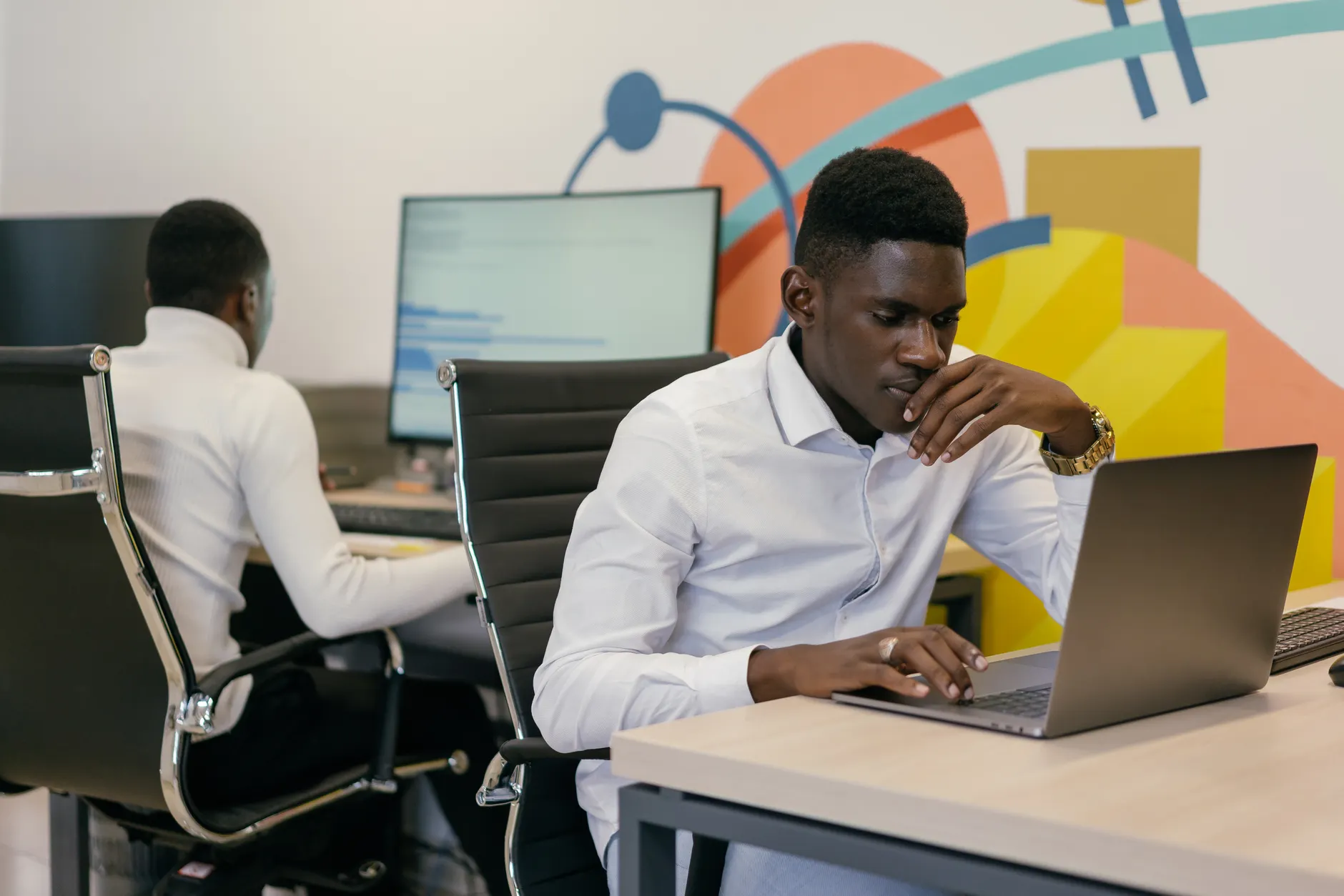 Développeur web à Kinshasa optimisant la vitesse de chargement d'un site internet pour une PME en RDC