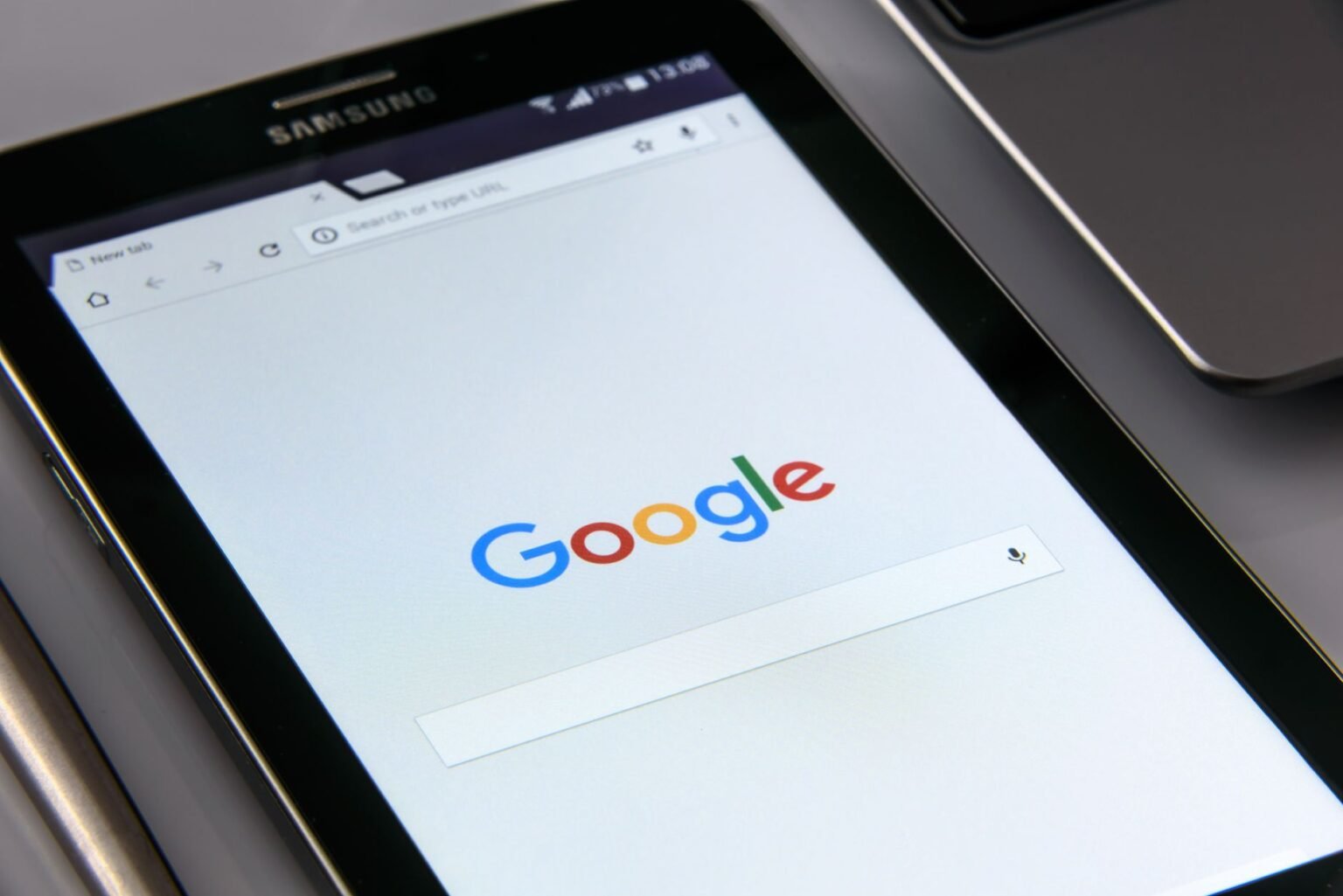 Propriétaires d'entreprise à Kinshasa optimisant leur fiche Google My Business sur tablette