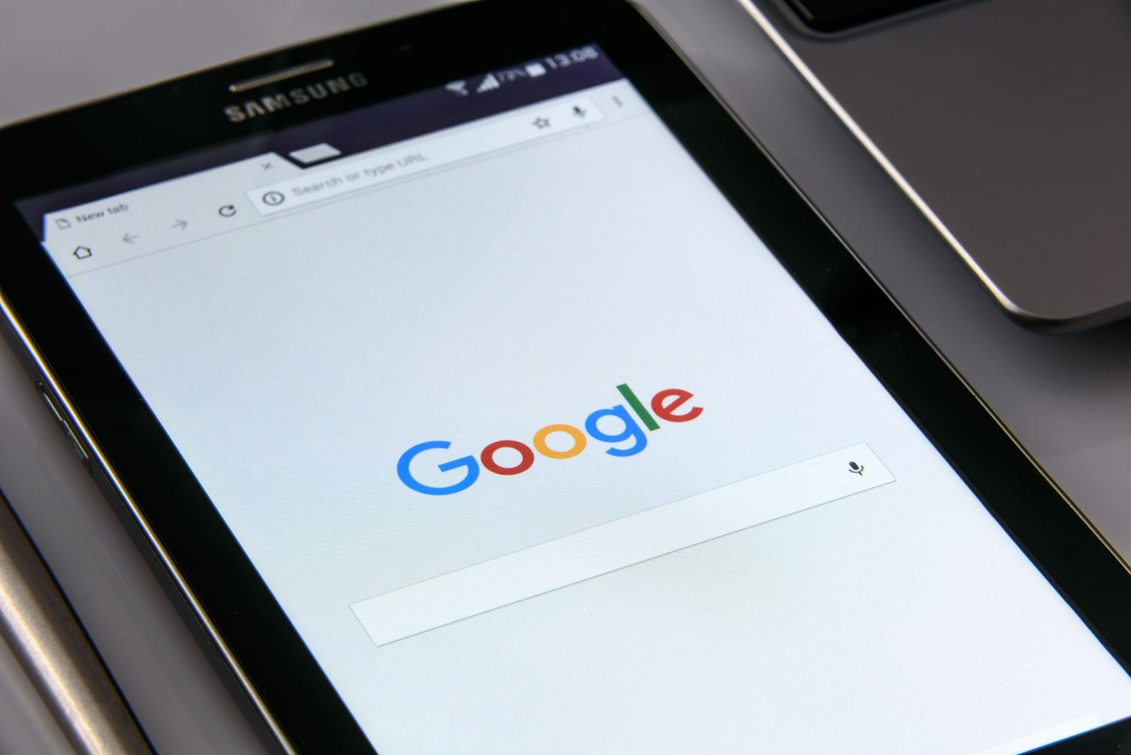 Propriétaires d'entreprise à Kinshasa optimisant leur fiche Google My Business sur tablette