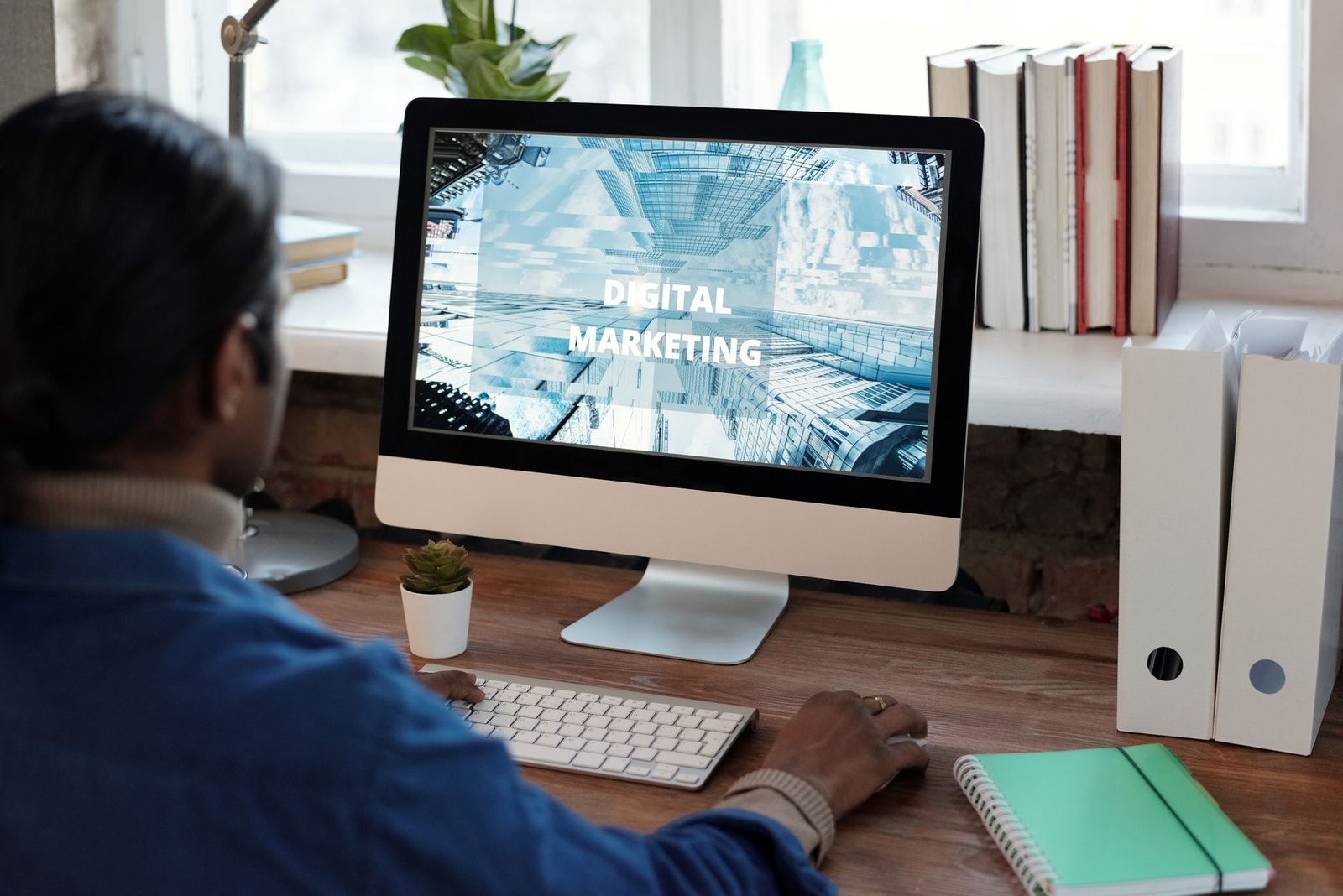 Spécialiste SEO africain analysant l'audit d'un site web sur un écran dans un bureau moderne à Kinshasa