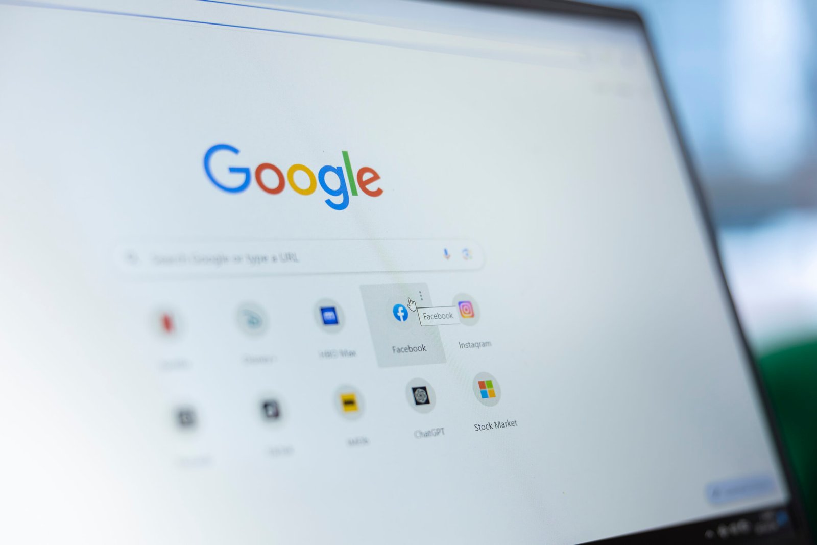 Professionnel congolais analysant les mots-clés recherchés par ses clients sur Google depuis un bureau moderne à Kinshasa