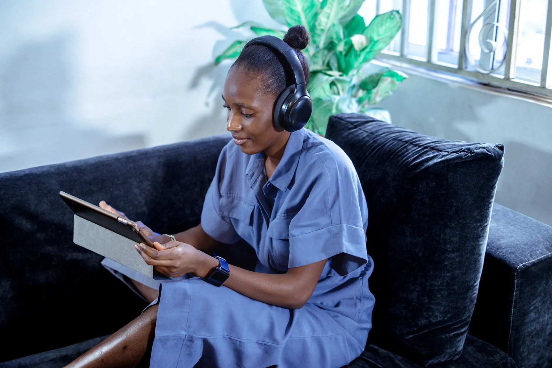 Entrepreneurs congolais analysant leur stratégie Instagram sur tablette dans un bureau moderne à Kinshasa