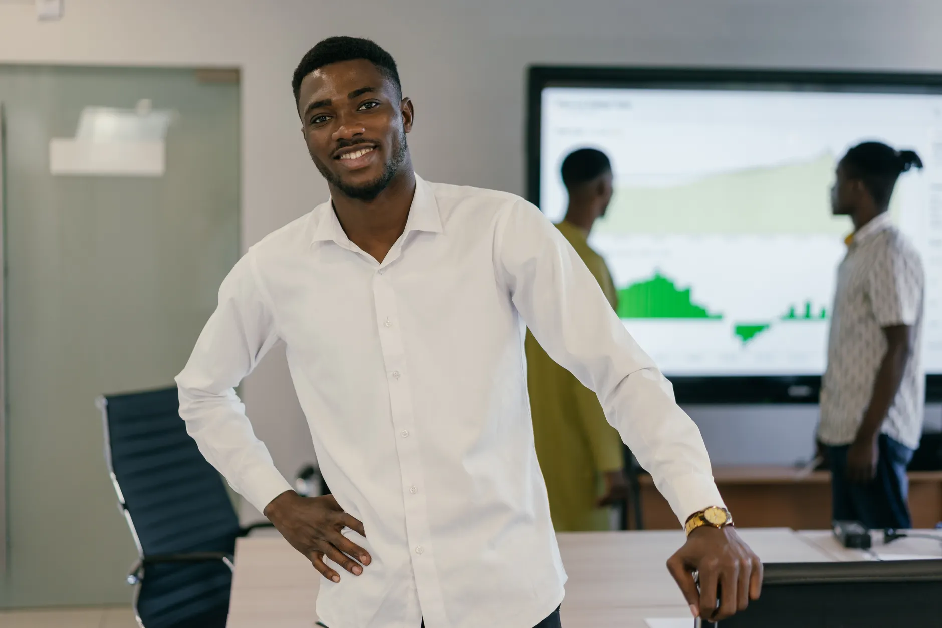 Équipe de professionnels africains analysant un budget marketing digital dans un bureau moderne à Kinshasa