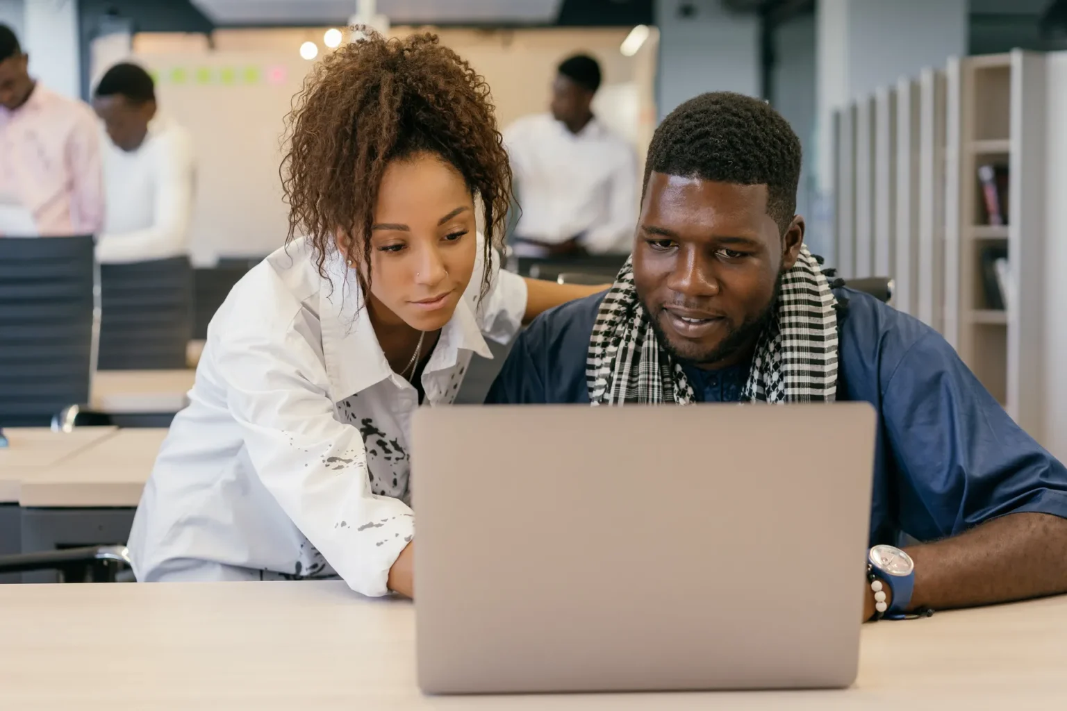 Équipe d'experts en marketing digital à Kinshasa optimisant une publicité Facebook efficace pour une entreprise locale